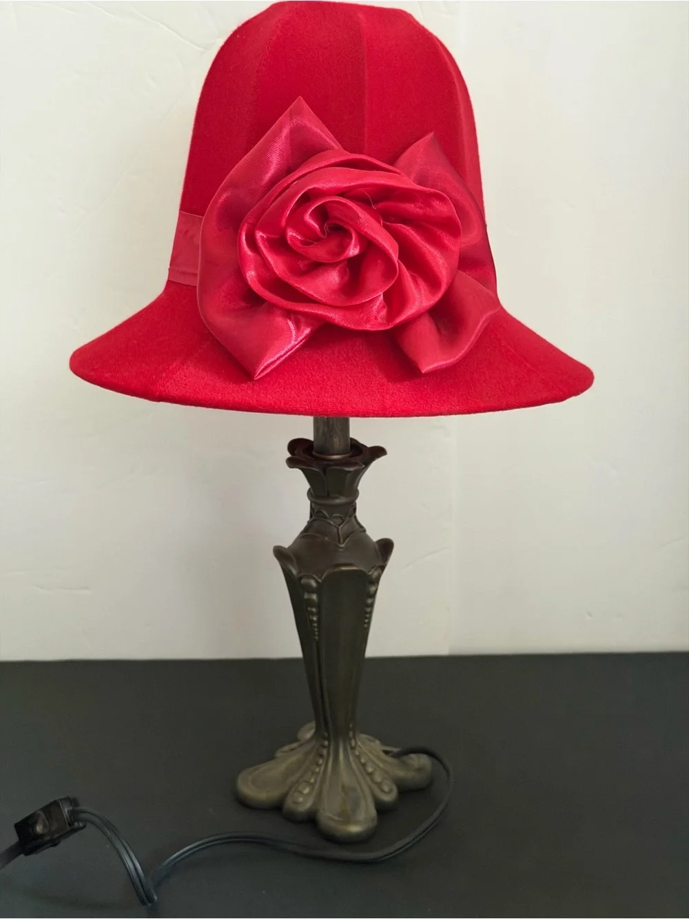 Red Hat Velvet Lamp with Rose Accent H-16,5”